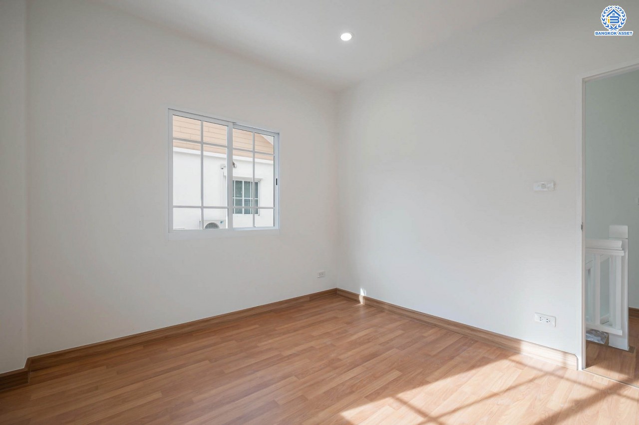 บ้านมือสองตกแต่งใหม่ โครงการ ธนาสิริ ราชพฤกษ์-ท่าน้ำนนท์ เนื้อที่ 50.5 ตร.ว. ฟังก์ชัน 3 ห้องนอน 4 ห้องน้ำ 1 ห้องแม่บ้าน จอดรถได้ 2 คัน บนทำเลดี วิวสวนส่วนกลาง ติดถนนใหญ่ เชื่อมต่อหลายเส้นทาง ใกล้รถไฟฟ้าสายสีม่วง "สถานีไทรม้า" เซ็นทรัลรัตนาธิเบศร์ พร้อมสิ่งอำนวยความสะดวกมากมาย